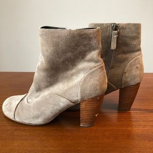 DV DOLCE VITA STACKED ANKLE BOOT